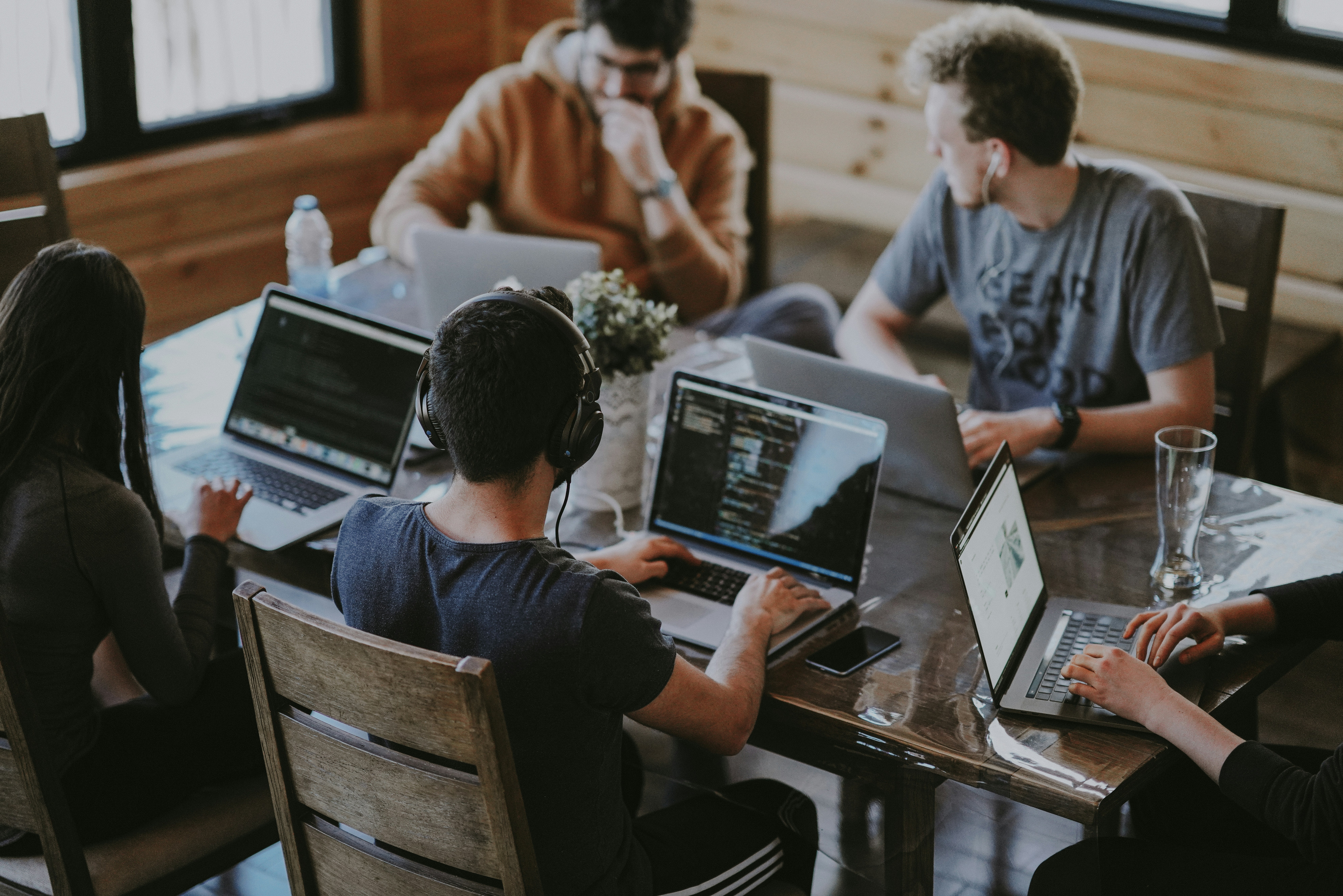 Equipo profesional trabajando en tecnología - Consultores TI